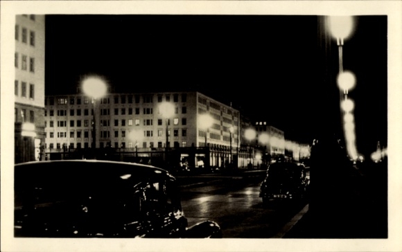 Ak Berlin Friedrichshain, Stalinallee bei Nacht, Beleuchtung, Autos