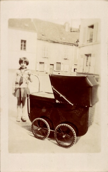 Foto Ak Junge, Kinderwagen