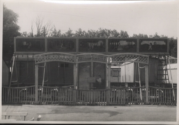 Original Foto Berlin Treptow, Vergnügungspark, Kinderschiffsschaukel, um 1947