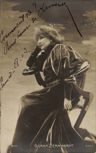 Ak Schauspielerin Sarah Bernhardt, Portrait, Stuhl