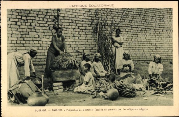 Ak Bwana Uganda, Zubereitung von Matoke (Bananenbrei) durch einheimische Nonnen