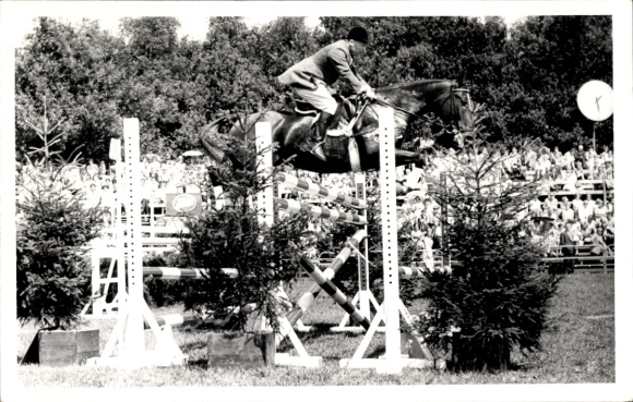 Foto Ak Springreiten, Sprung über ein Hindernis