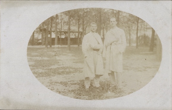 Foto Ak Gliwice Gleiwitz Oberschlesien, Lazarett, zwei verwundete Soldaten, 1917