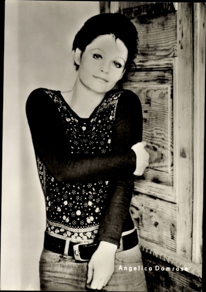 Ak Schauspielerin Angelica Domröse, Portrait,  Unterm Birnbaum