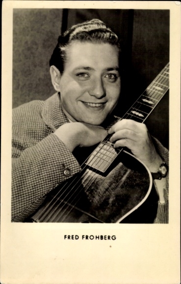 Ak Schauspieler Fred Frohberg, Portrait, Gitarre