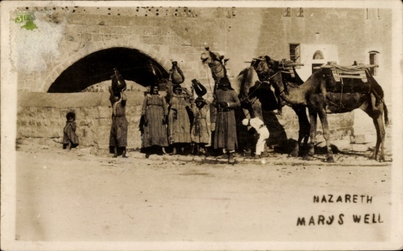 Ak Nazaret Nazareth Israel, Menschen mit Kamelen, Brunnen,  traditionelle Kleidung