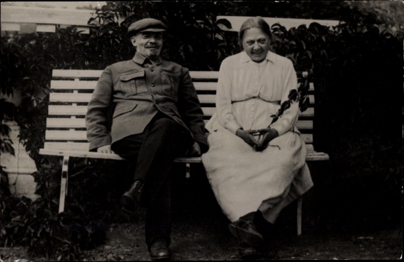 Ak Lenin mit Krupskaja auf einer Parkbank