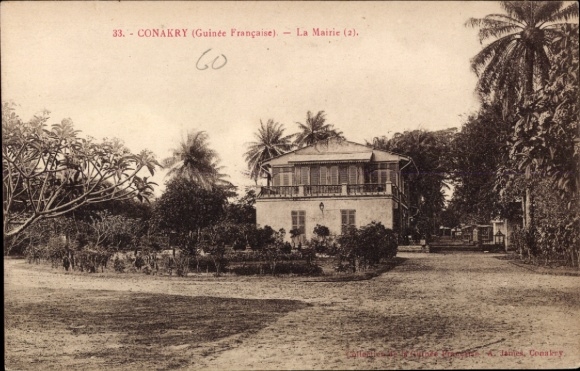 Ak Conakry Guinea, 33. CONAKRY, La Mairie, Gebäude, Bäume, Garten