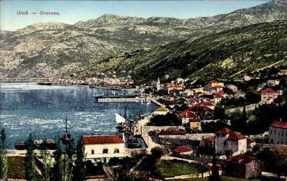 Ak Gruž Gravosa Dubrovnik Kroatien, Blick auf den Hafen, Berge im Hintergrund, Häuser mit roten D