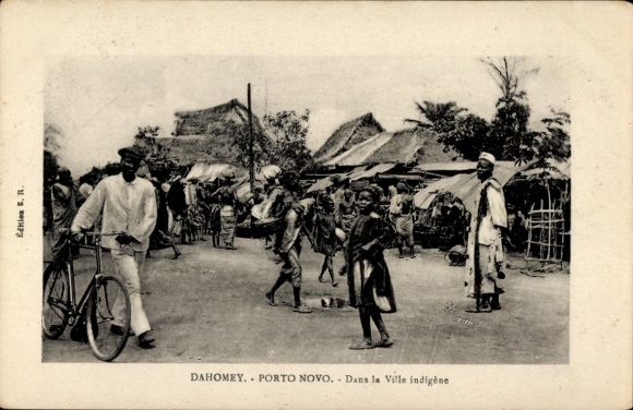 Ak Porto Novo Benin, Marktszene, Menschen, Fahrräder, traditionelle Kleidung, Porto Novo