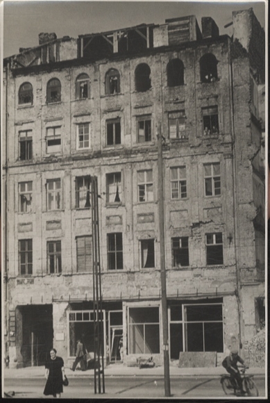 Original Foto Berlin Kreuzberg, Wohn- und Geschäftshaus in der Oranienstraße, um 1947