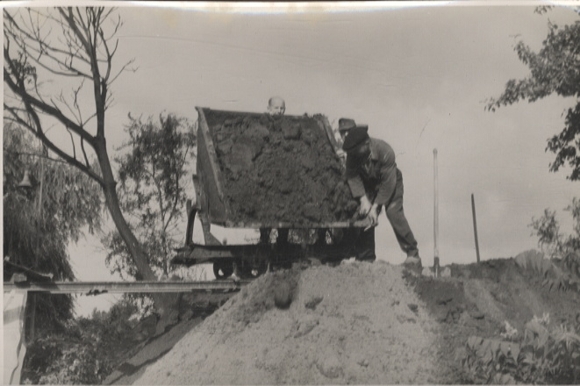 OFoto Berlin Lichtenberg, Heizkraftwerk Klingenberg, Arbeiter beim Wiederaufbau, um 1946, 12x17 cm