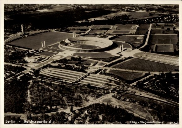 Ak Berlin Tiergarten, Luftaufnahme, Reichssportfeld,  Sportstätten, große Rasenflächen