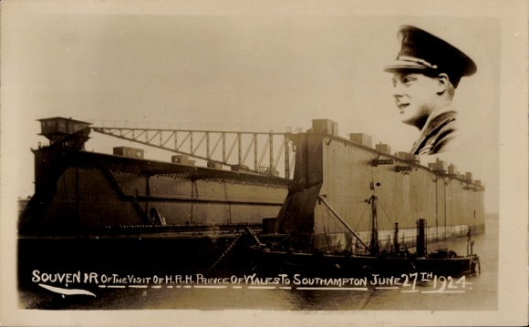 Foto Ak Prinz von Wales zu Marinebesuch in Southampton, Schwimmdock für Schlachtschiffe