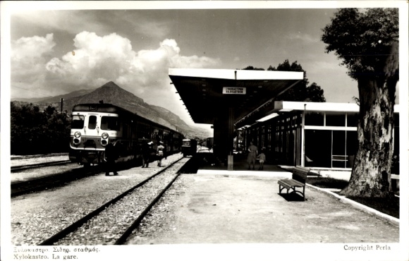 Ak Xylokastro Griechenland, Bahnhof mit Zug