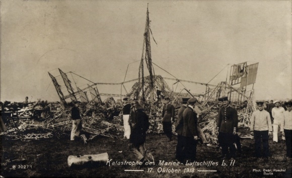 Ak Katastrophe des Marine Luftschiffes L II LZ 18 Oktober 1913, Zeppelin, Soldaten in Uniform