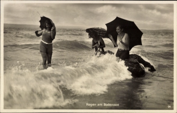 Ak Regen am Bodensee, Badegäste mit Regenschirmen am Strand, Bademode