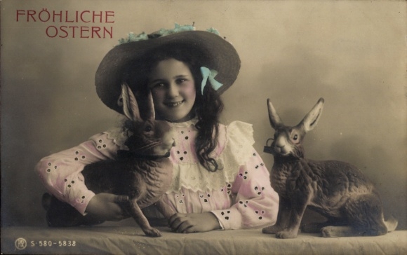 Ak Glückwunsch Ostern, Mädchen, Plüschhasen