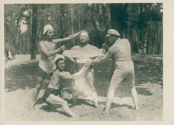 Foto Männer in Bademode, Gruppenbild, Säge, Pfeife