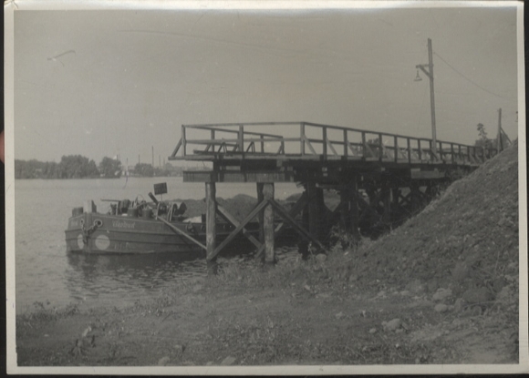 OFoto Berlin Lichtenberg, Blick über die Spree zum Heizkraftwerk Klingenberg, um 1946, ca.  12x17 cm