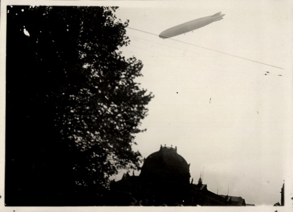 Foto Luftschiff LZ 127 Graf Zeppelin auf der ersten Weltfahrt über Berlin, Blick von der Ebertbrücke