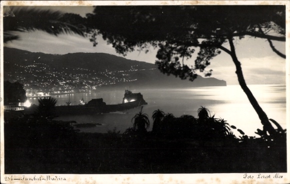 Ak Funchal Insel Madeira Portugal, Schwarz-Weiß-Foto, Küstenansicht, Nachtaufnahme, Lichter der S