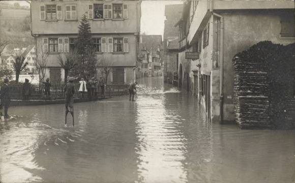 Foto Ak Calw im Schwarzwald, Überschwemmte Straße, Hochwasser
