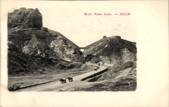 Ak Aden Jemen, Main Pass Gate,  Landschaft mit Hügeln, Straße, Autos