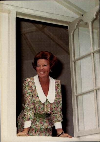 Ak Königin Beatrix, Portrait am Fenster