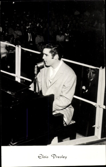 Ak Sänger Elvis Presley, Porträt am Klavier