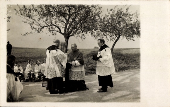 Foto Ak Engers Neuwied am Rhein, Prozession, Geistlicher, Kinder
