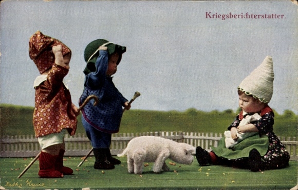 Ak Kriegsberichterstatter, Käthe Kruse Puppen mit Stoffschwein