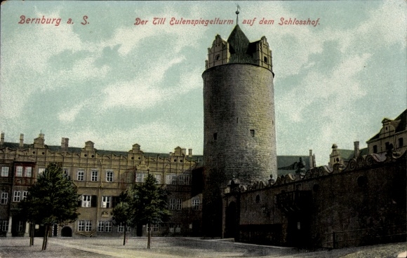 Ak Bernburg an der Saale, Till Eulenspiegelfurm auf dem Schlosshof
