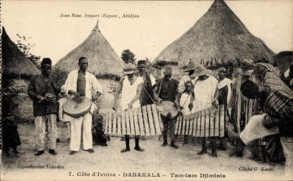 Ak Dabakala Côte d’Ivoire Elfenbeinküste, Tam tam Djiminis, traditionelle Instrumente
