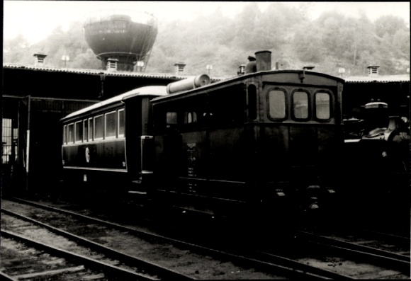 Foto Deutsche Eisenbahn, Lok 102 vor einem Lokschuppen, 10653, 2.9.1973