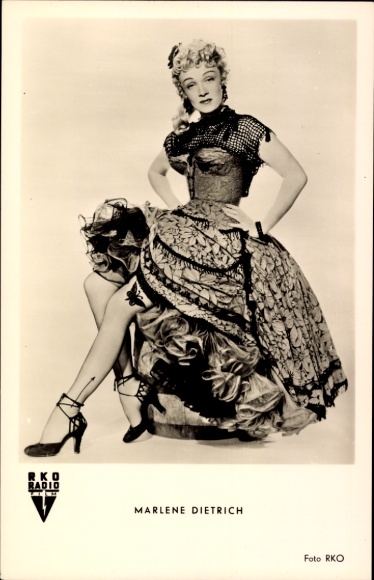Ak Schauspielerin Marlene Dietrich, Sitzportrait, Kleid, RKO