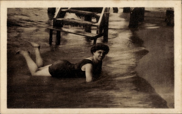 Ak Frau im Badeanzug am Strand