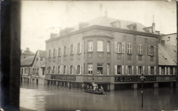 Foto Ak Neuwied am Rhein, Straße bei Hochwasser, Geschäft F. G. Berninger Söhne, Boot