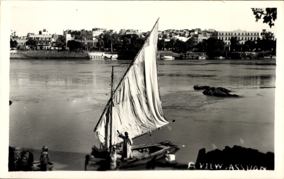 Ak Assouan Assuan Ägypten, Segelboot auf dem Nil, Stadtansicht von  Schwarz-Weiß-Foto