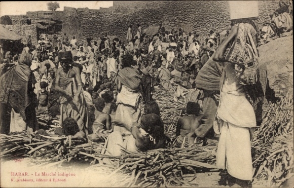 Ak Harrar Harar Äthiopien, Markt in  viele Menschen, traditionelle Kleidung, Stöcke, Waren