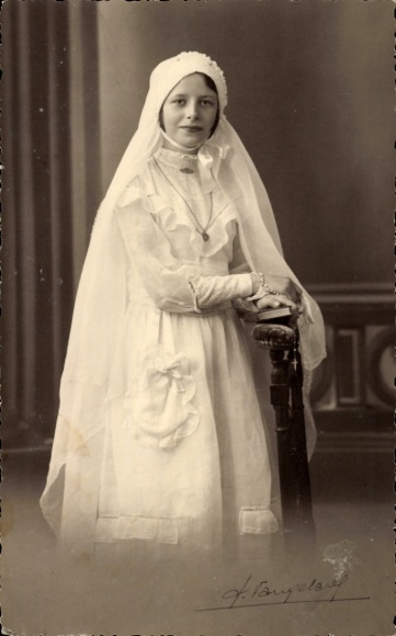Foto Ak Junge Frau in weißem Kleid, Kommunion
