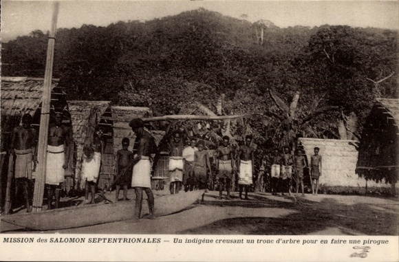 Ak Nördliche Salomonen-Mission, einheimischer höhlt Baumstamm für Kanu aus