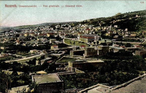 Ak Nazaret Nazareth Israel, Gesamtansicht von  farbige , Text in Deutsch, Französisch, Englisch