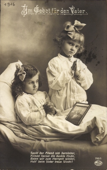 Ak Im Gebet für den Vater, Kinder beim Abendgebet, Bild des Vaters, 1. WK, Amag 710/1