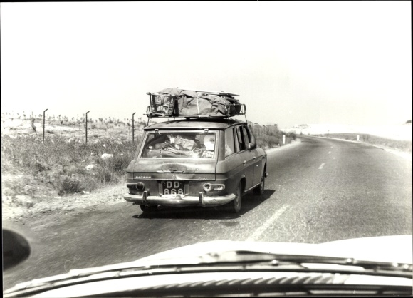 Foto Nikosia Zypern, Landstraße nach Peristerona, Auto