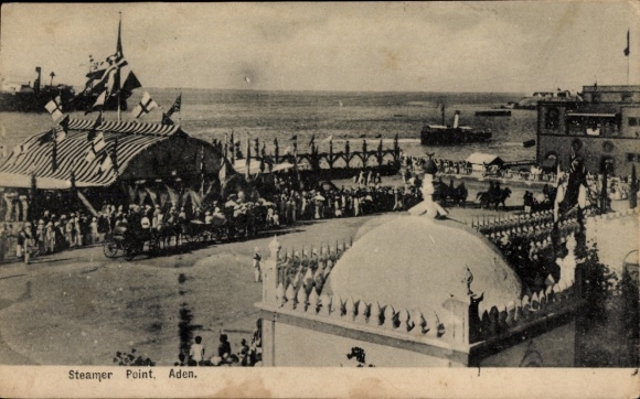 Ak Aden Jemen, Steamer Point,  Menschenmenge, Zelt, Schiffe im Hintergrund