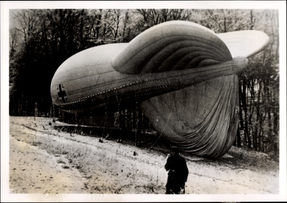 Foto Hoffmann, Heinrich, Deutscher Fesselballon am Westwall, Wehrmacht, Januar 1940