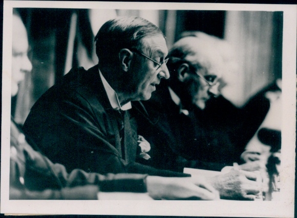 Foto Nürnberger Prozess, Sir Norman Birkett während der Urteilsbegründung