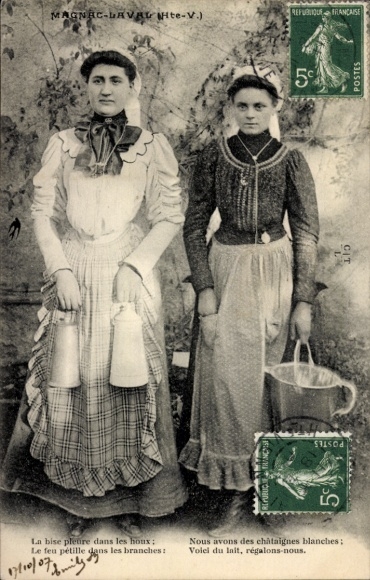 Ak Magnac Laval Haute Vienne, Zwei Frauen in Trachten, Milchkanne, Eimer