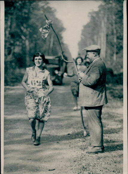 Foto Marly Octobre 1931, Arrivee de Trente gagnante de l'epreuve de marche de 10 km